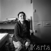 1966, Warszawa, Polska.
Łucja Mickiewiczowa, malarka, n/z w swoim mieszkaniu.
Fot. Irena Jarosińska, zbiory Ośrodka KARTA