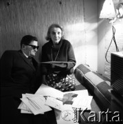 1968, Bogaczów, Polska.
Michał Kaziów, niewidomy pisarz, oraz opiekująca się nim Halina Lubicz.
Fot. Irena Jarosińska, zbiory Fundacji Ośrodka KARTA