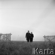 1968, Bogaczów, Polska.
Michał Kaziów, niewidomy pisarz, i jego matka Tekla podczas spaceru.
Fot. Irena Jarosińska, zbiory Fundacji Ośrodka KARTA