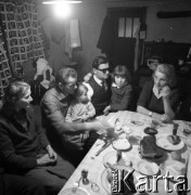 1968, Bogaczów, Polska.
Michał Kaziów, niewidomy pisarz, wraz z rodziną.
Fot. Irena Jarosińska, zbiory Fundacji Ośrodka KARTA