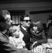 1968, Bogaczów, Polska.
Michał Kaziów, niewidomy pisarz, wraz z rodziną.
Fot. Irena Jarosińska, zbiory Fundacji Ośrodka KARTA