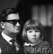 1968, Bogaczów, Polska.
Michał Kaziów, niewidomy pisarz, wraz z rodziną.
Fot. Irena Jarosińska, zbiory Fundacji Ośrodka KARTA