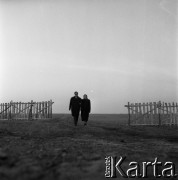 1968, Bogaczów, Polska.
Michał Kaziów, niewidomy pisarz, i jego matka Tekla podczas spaceru.
Fot. Irena Jarosińska, zbiory Fundacji Ośrodka KARTA