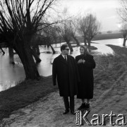 1968, Bogaczów, Polska.
Michał Kaziów, niewidomy pisarz, i jego matka Tekla podczas spaceru.
Fot. Irena Jarosińska, zbiory Fundacji Ośrodka KARTA
