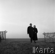 1968, Bogaczów, Polska.
Michał Kaziów, niewidomy pisarz, i jego matka Tekla podczas spaceru.
Fot. Irena Jarosińska, zbiory Fundacji Ośrodka KARTA