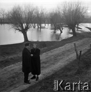 1968, Bogaczów, Polska.
Michał Kaziów, niewidomy pisarz, i jego matka Tekla podczas spaceru.
Fot. Irena Jarosińska, zbiory Fundacji Ośrodka KARTA