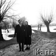 1968, Bogaczów, Polska.
Michał Kaziów, niewidomy pisarz, i jego matka Tekla podczas spaceru.
Fot. Irena Jarosińska, zbiory Fundacji Ośrodka KARTA