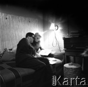 1968, Bogaczów, Polska.
Michał Kaziów, niewidomy pisarz, oraz opiekująca się nim Halina Lubicz.
Fot. Irena Jarosińska, zbiory Fundacji Ośrodka KARTA