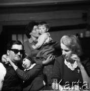 1968, Bogaczów, Polska.
Michał Kaziów, niewidomy pisarz, wraz z rodziną.
Fot. Irena Jarosińska, zbiory Fundacji Ośrodka KARTA