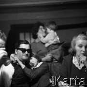 1968, Bogaczów, Polska.
Michał Kaziów, niewidomy pisarz, wraz z rodziną.
Fot. Irena Jarosińska, zbiory Fundacji Ośrodka KARTA
