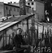 1968, Wrocław, Polska.
Wincenty Pyjek, hodowca kaktusów, n/z na dachu wśród swojej kolekcji.
Fot. Irena Jarosińska, zbiory Ośrodka KARTA