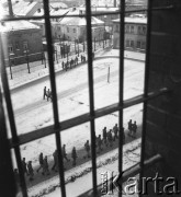 Zima 1958, Iława, Polska.
Centralne Więzienie. Więźniowie na spacerniaku.
Fot. Irena Jarosińska, zbiory Ośrodka KARTA
