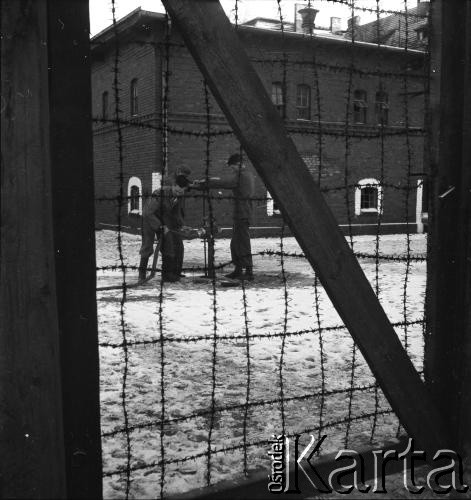 Zima 1958, Iława, Polska.
Centralne Więzienie. Więźniowie przy hydrancie.
Fot. Irena Jarosińska, zbiory Ośrodka KARTA