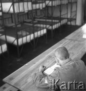 Zima 1958, Iława, Polska.
Centralne Więzienie. Więzień czytający książkę.
Fot. Irena Jarosińska, zbiory Ośrodka KARTA