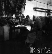 Lata 60., miejsce nieznane, Polska.
Masarnia.
Fot. Irena Jarosińska, zbiory Ośrodka KARTA