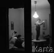 1959, Warszawa, Polska.
Mieszkanie prywatne, chłopiec bawi się hula-hop. Zdjęcie wykonane przez okno.
Fot. Irena Jarosińska, zbiory Fundacji Ośrodka KARTA