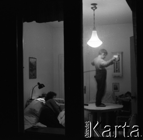1959, Warszawa, Polska.
Mieszkanie prywatne, chłopiec bawi się hula-hop. Zdjęcie wykonane przez okno.
Fot. Irena Jarosińska, zbiory Fundacji Ośrodka KARTA