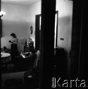 1959, Warszawa, Polska.
Mieszkanie prywatne, zdjęcie wykonane przez okno.
Fot. Irena Jarosińska, zbiory Fundacji Ośrodka KARTA