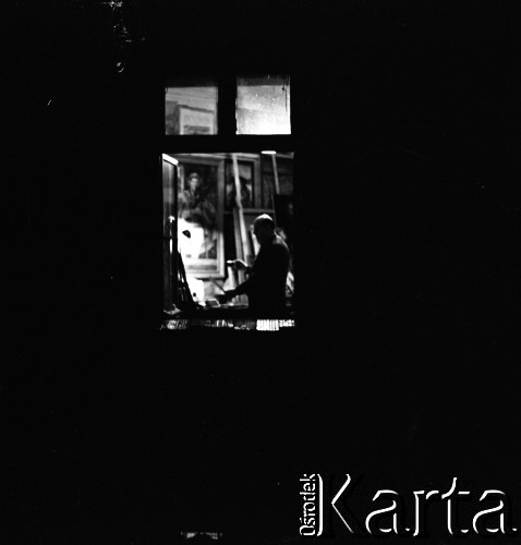 1959, Warszawa, Polska.
Pracownia malarska, zdjęcie wykonane przez okno.
Fot. Irena Jarosińska, zbiory Fundacji Ośrodka KARTA