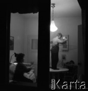 1959, Warszawa, Polska.
Mieszkanie prywatne, chłopiec bawi się hula-hop. Zdjęcie wykonane przez okno.
Fot. Irena Jarosińska, zbiory Fundacji Ośrodka KARTA
