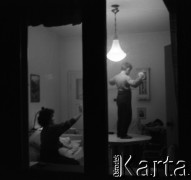 1959, Warszawa, Polska.
Mieszkanie prywatne, chłopiec bawi się hula-hop. Zdjęcie wykonane przez okno.
Fot. Irena Jarosińska, zbiory Fundacji Ośrodka KARTA