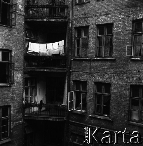 1959, Warszawa, Polska.
Okna kamienicy, widok z okna pracowni Ireny Jarosińskiej przy ulicy Świerczewskiego 61 (obecnie Aleja Solidarności).
Fot. Irena Jarosińska, zbiory Fundacji Ośrodka KARTA