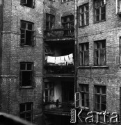 1959, Warszawa, Polska.
Okna kamienicy, widok z okna pracowni Ireny Jarosińskiej przy ulicy Świerczewskiego 61 (obecnie Aleja Solidarności).
Fot. Irena Jarosińska, zbiory Fundacji Ośrodka KARTA