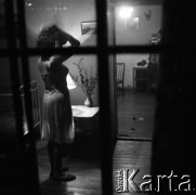 1959, Warszawa, Polska.
Mieszkanie prywatne, zdjęcie wykonane przez okno.
Fot. Irena Jarosińska, zbiory Fundacji Ośrodka KARTA