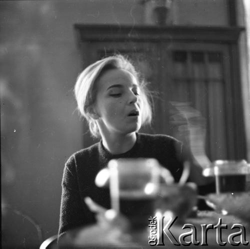 Wiosna 1960, Warszawa, Polska.
Aktorka Aleksandra Śląska.
Fot. Irena Jarosińska, zbiory Ośrodka KARTA