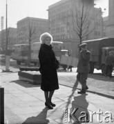 Wiosna 1960, Warszawa, Polska.
Aktorka Aleksandra Śląska na ulicy Marszałkowskiej.
Fot. Irena Jarosińska, zbiory Ośrodka KARTA