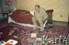 1992, Kabul, Afganistan.
Irena Jarosińska porządkuje zdjęcia.
Fot. Irena Jarosińska, zbiory Fundacji Ośrodka KARTA