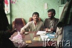 1992, Kabul, Afganistan.
Dwa mężczyźni z pieniędzmi.
Fot. Irena Jarosińska, zbiory Fundacji Ośrodka KARTA