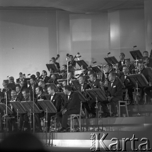 25-28.06.1970, Opole, Polska.
VIII Krajowy Festiwal Piosenki Polskiej. Orkiestra na scenie.
Fot. Irena Jarosińska, zbiory Ośrodka KARTA