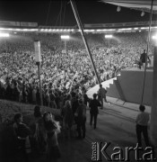 25-28.06.1970, Opole, Polska.
VIII Krajowy Festiwal Piosenki Polskiej. Publiczność w amfiteatrze.
Fot. Irena Jarosińska, zbiory Ośrodka KARTA