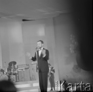 25-28.06.1970, Opole, Polska.
VIII Krajowy Festiwal Piosenki Polskiej. Na scenie Jan Pietrzak wykonuje utwór 
