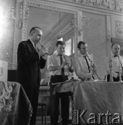1966, Łańcut, woj. rzeszowskie, Polska.
Sala Balowa w zamku. Fagocista Filharmonii Narodowej Kazimierz Piwkowski (z lewej) ze swoim zespołem 