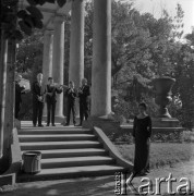 1966, Łańcut, woj. rzeszowskie, Polska.
Zamek. Fagocista Filharmonii Narodowej Kazimierz Piwkowski ze swoim zespołem 