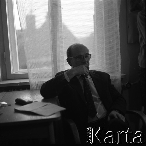 Lata 60., Wrocław, Polska.
Prof. Adam Kopyciński, dyrygent, kompozytor, dyrektor Opery Wrocławskiej, n/z podczas próby.
Fot. Irena Jarosińska, zbiory Fundacji Ośrodka KARTA