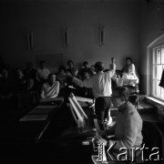 Lata 60., Wrocław, Polska.
Prof. Adam Kopyciński (na drugim planie z prawejL), dyrygent, kompozytor, dyrektor Opery Wrocławskiej, n/z podczas próby.
Fot. Irena Jarosińska, zbiory Fundacji Ośrodka KARTA