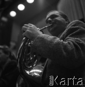 1958, Warszawa, Polska.
Filharmonia Narodowa, próba orkiestry, n/z waltornista.
Fot. , zbiory Fundacji Ośrodka KARTA
