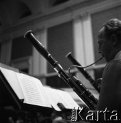 1958, Warszawa, Polska.
Filharmonia Narodowa, próba orkiestry, n/z fagocista.
Fot. , zbiory Fundacji Ośrodka KARTA