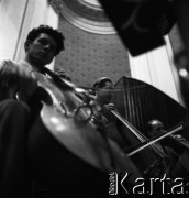 1958, Warszawa, Polska.
Filharmonia Narodowa, próba orkiestry, n/z wiolonczeliści.
Fot. , zbiory Fundacji Ośrodka KARTA