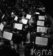 1958, Warszawa, Polska.
Filharmonia Narodowa, próba orkiestry, dyryguje Bohdan Wodiczko.
Fot. , zbiory Fundacji Ośrodka KARTA
