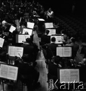 1958, Warszawa, Polska.
Filharmonia Narodowa, próba orkiestry, dyryguje Bohdan Wodiczko.
Fot. , zbiory Fundacji Ośrodka KARTA