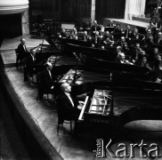 1958, Warszawa, Polska.
Filharmonia Narodowa, próba koncertu na cztery fortepiany pod dyrekcją Bohdana Wodiczko.
Fot. , zbiory Fundacji Ośrodka KARTA