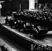 1958, Warszawa, Polska.
Filharmonia Narodowa, próba koncertu na cztery fortepiany pod dyrekcją Bohdana Wodiczko.
Fot. , zbiory Fundacji Ośrodka KARTA