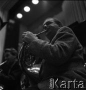1958, Warszawa, Polska.
Filharmonia Narodowa, próba orkiestry, n/z waltornista.
Fot. , zbiory Fundacji Ośrodka KARTA