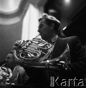 1958, Warszawa, Polska.
Filharmonia Narodowa, próba orkiestry, n/z waltornista.
Fot. , zbiory Fundacji Ośrodka KARTA