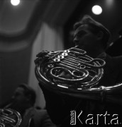 1958, Warszawa, Polska.
Filharmonia Narodowa, próba orkiestry, n/z waltornista.
Fot. , zbiory Fundacji Ośrodka KARTA