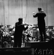 1972, Gdańsk, Polska.
Skrzypek wirtuoz Konstanty Andrzej Kulka (z lewej) podczas koncertu z orkiestrą.
Fot. Irena Jarosińska, zbiory Ośrodka KARTA